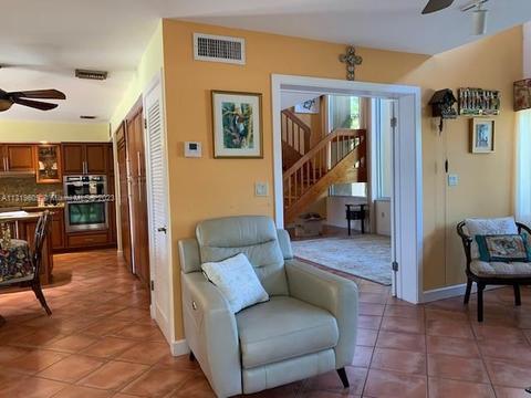 6810 Pinehurst Dr, Hialeah, FL 33015 photo 15