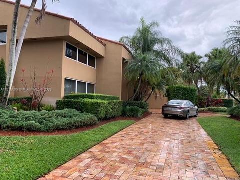 6810 Pinehurst Dr, Hialeah, FL 33015 photo 3