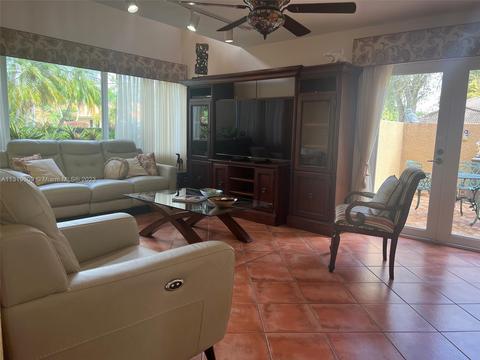 6810 Pinehurst Dr, Hialeah, FL 33015 photo 13