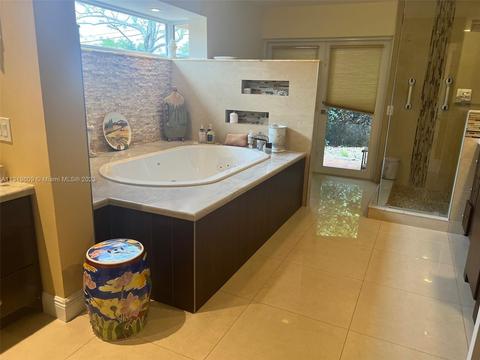 6810 Pinehurst Dr, Hialeah, FL 33015 photo 10