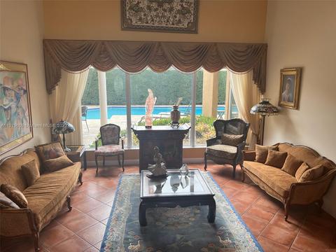 6810 Pinehurst Dr, Hialeah, FL 33015 photo 9