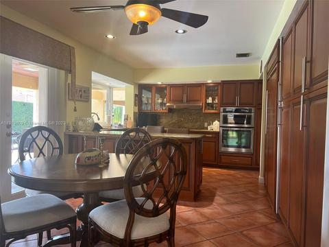 6810 Pinehurst Dr, Hialeah, FL 33015 photo 6