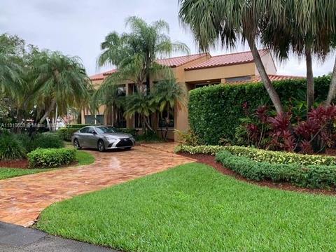 6810 Pinehurst Dr, Hialeah, FL 33015 photo 1