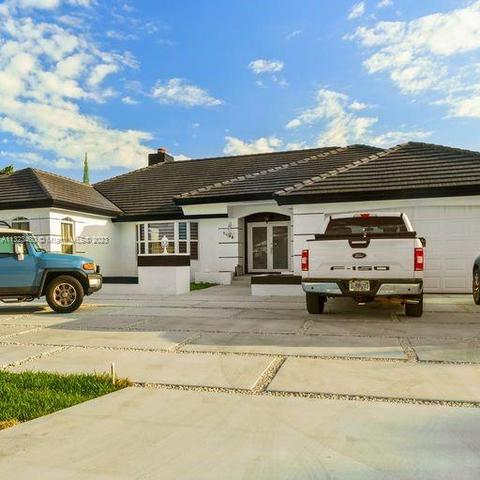 7400 N Augusta Dr, Hialeah, FL 33015