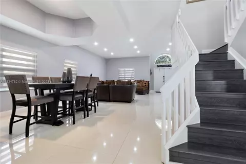 1040 NW 185th Ter, Pembroke Pines, FL 33029