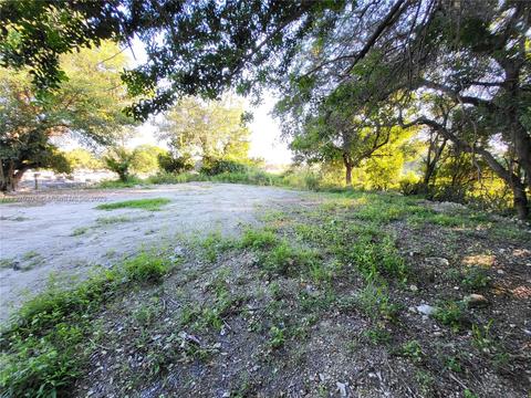 471 8, Miami, FL 33142 photo 1