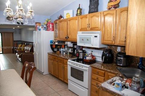 2725 W 55th Pl, Hialeah, FL 33016 photo 4
