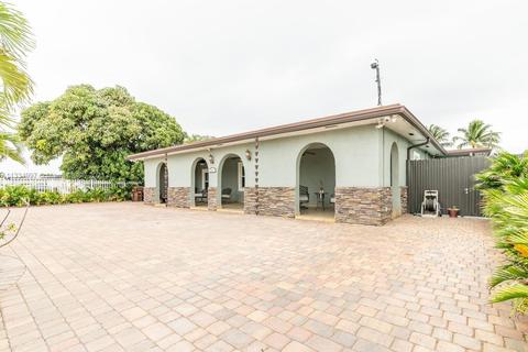 781 E 46th St, Hialeah, FL 33013 photo 2