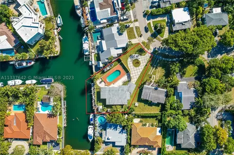 1800 Hibiscus Dr, North Miami, FL 33181