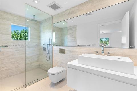 Bath - 345 Harbor Ct, Key Biscayne, FL 33149 photo 4 of 5
