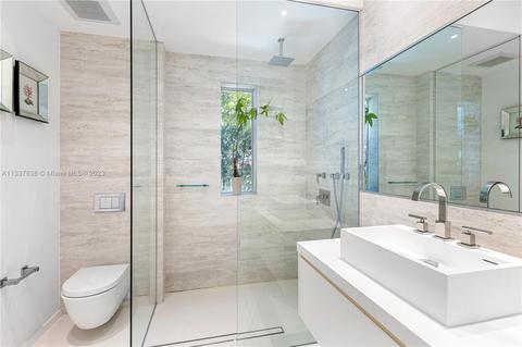 Bath - 345 Harbor Ct, Key Biscayne, FL 33149 photo 3 of 5