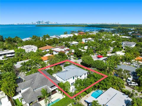 View/Area - 345 Harbor Ct, Key Biscayne, FL 33149 photo 6 of 11
