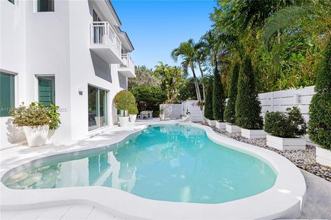 Exterior - 345 Harbor Ct, Key Biscayne, FL 33149 photo 3 of 4