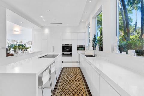 Kitchen - 345 Harbor Ct, Key Biscayne, FL 33149 photo 1 of 2
