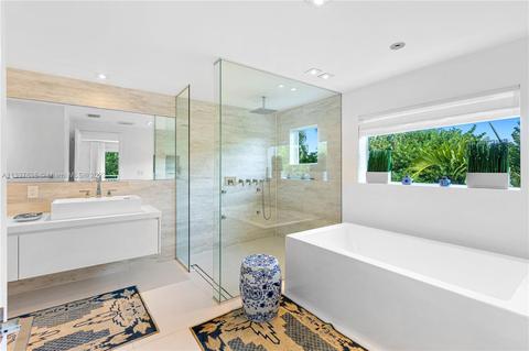 Bath - 345 Harbor Ct, Key Biscayne, FL 33149 photo 1 of 5