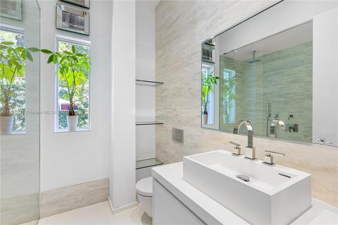 Bath - 345 Harbor Ct, Key Biscayne, FL 33149 photo 2 of 5