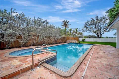 8525 Menteith Ter, Miami Lakes, FL 33016 photo 2