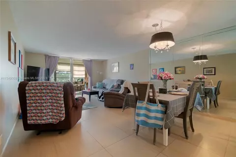 7210 Lake Cir Dr #207, Margate, FL 33063