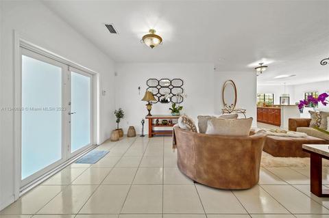 6460 E 3rd Ave, Hialeah, FL 33013 photo 4