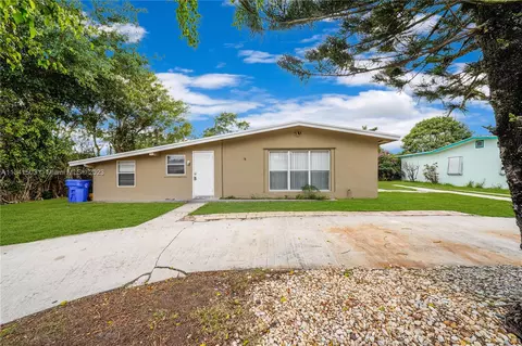 910 W Pine St, Lantana, FL 33462