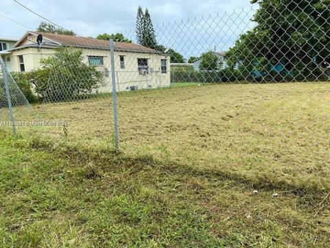 1541 NW 69th Ter, Miami, FL 33147 photo 2