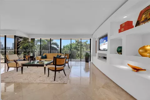 20281 E Country Club Dr #315, Aventura, FL 33180