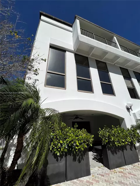 10651 NE Quaybridge Ct, Miami, FL 33138