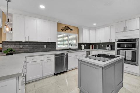 20100 Red Run Dr, Hialeah, FL 33015 photo 9