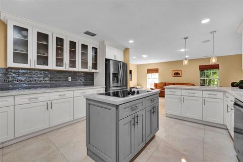 20100 Red Run Dr, Hialeah, FL 33015 photo 12