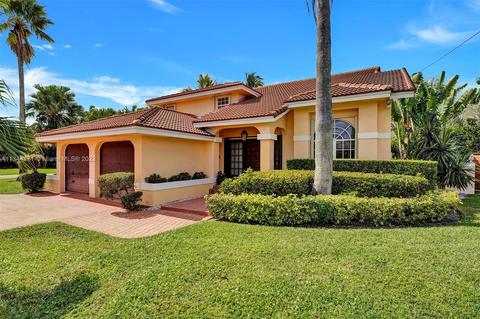 20100 Red Run Dr, Hialeah, FL 33015