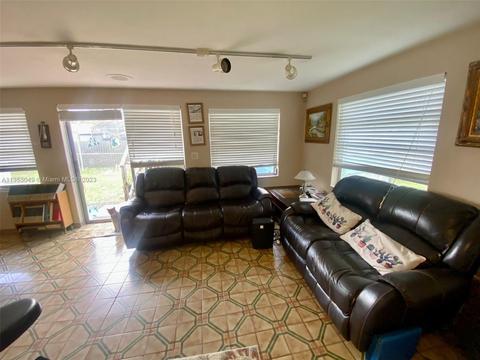 529 W 45th Pl, Hialeah, FL 33012 photo 4