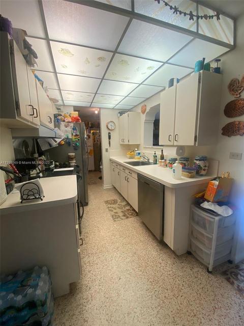 529 W 45th Pl, Hialeah, FL 33012 photo 9
