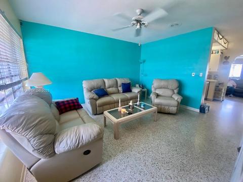 529 W 45th Pl, Hialeah, FL 33012 photo 2