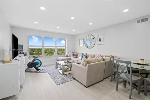 1881 Middle River Dr #706, Fort Lauderdale, FL 33305