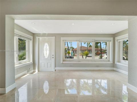 622 SE 7th Pl, Hialeah, FL 33010 photo 2