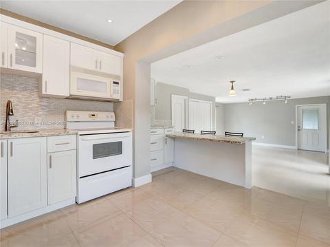 622 SE 7th Pl, Hialeah, FL 33010 photo 14