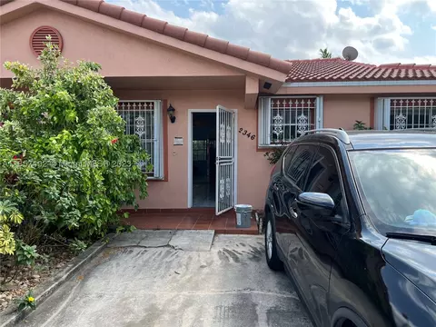 2346 W 73rd Pl #14-B, Hialeah, FL 33016 photo 1