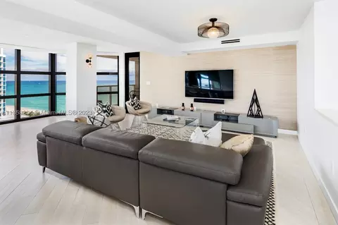 6423 Collins Ave #1610, Miami Beach, FL 33141