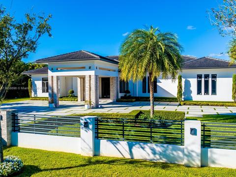 9867 NW 133rd St, Hialeah Gardens, FL 33018