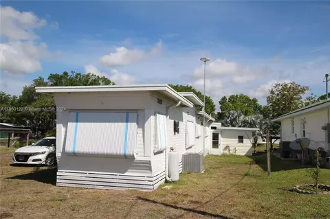 Exterior - 1043 12th St, Okeechobee, FL 34974 photo 4 of 12