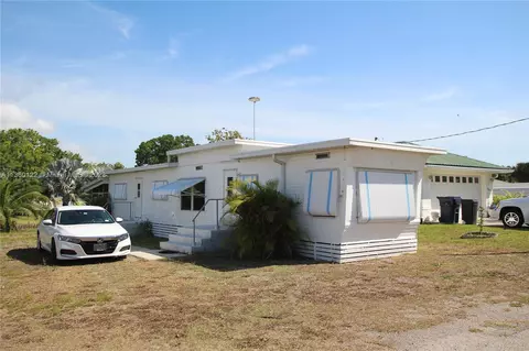 Exterior - 1043 12th St, Okeechobee, FL 34974 photo 2 of 12