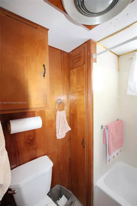Bath - 1043 12th St, Okeechobee, FL 34974 photo 3 of 4