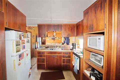 Kitchen - 1043 12th St, Okeechobee, FL 34974 photo 3 of 6