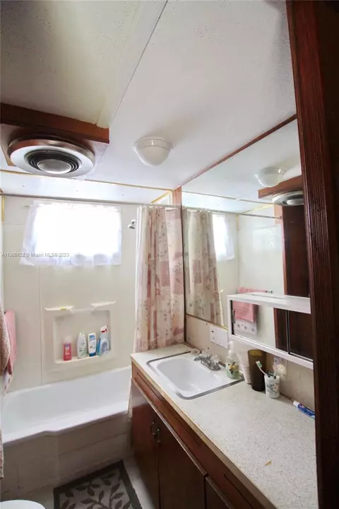 Bath - 1043 12th St, Okeechobee, FL 34974 photo 4 of 4