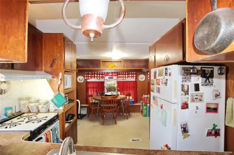 Kitchen - 1043 12th St, Okeechobee, FL 34974 photo 4 of 6