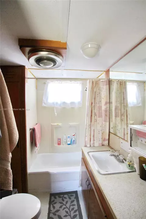 Bath - 1043 12th St, Okeechobee, FL 34974 photo 1 of 4