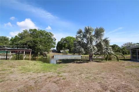 Exterior - 1043 12th St, Okeechobee, FL 34974 photo 9 of 12