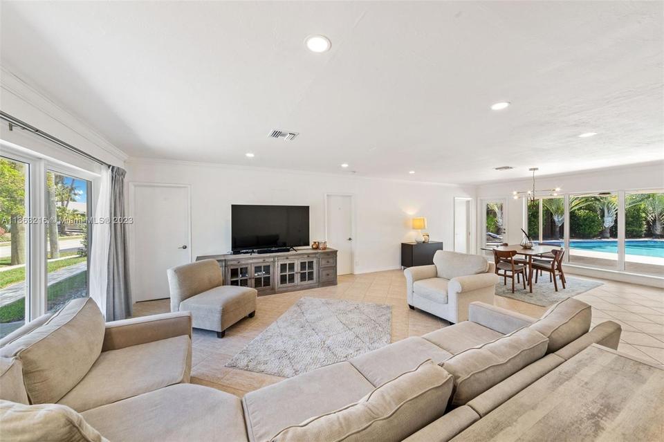  2400 Barbara Dr, Fort Lauderdale, FL 33316 photo 8
