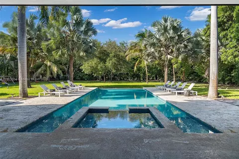 Exterior - 5745 SW 94th St, Pinecrest, FL 33156 photo 7 of 24