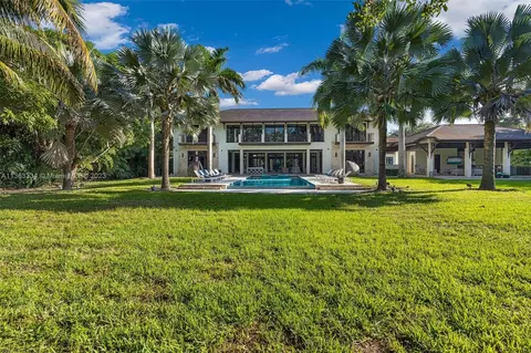 Exterior - 5745 SW 94th St, Pinecrest, FL 33156 photo 9 of 24